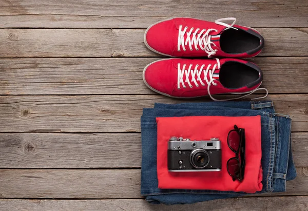 Kleding Accessoires Sneakers Jeans Camera Stedelijke Outfit Voor Alledaagse Reis — Stockfoto