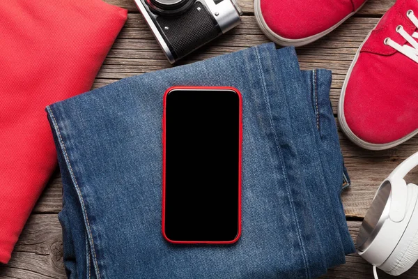 Giysiler Aksesuarlar Spor Ayakkabı Kot Pantolon Kulaklık Akıllı Telefon Her — Stok fotoğraf