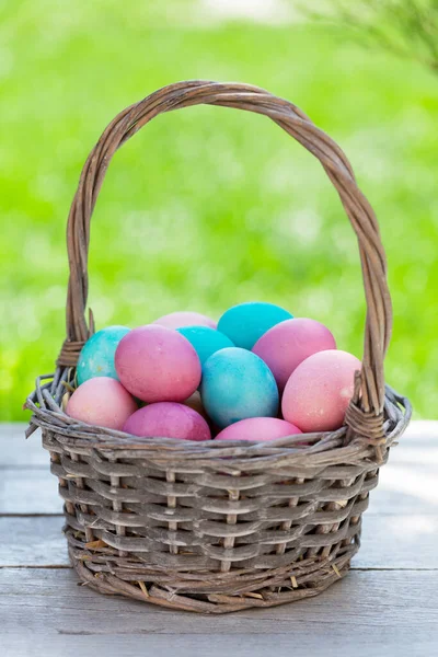Canasta Huevos Pascua Jardín Hierba Verde Con Espacio Copia Para —  Fotos de Stock