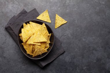 Meksika cipsi cipsi. Üst görünüm düz taş masa üzerinde kopya alanı ile yatıyordu
