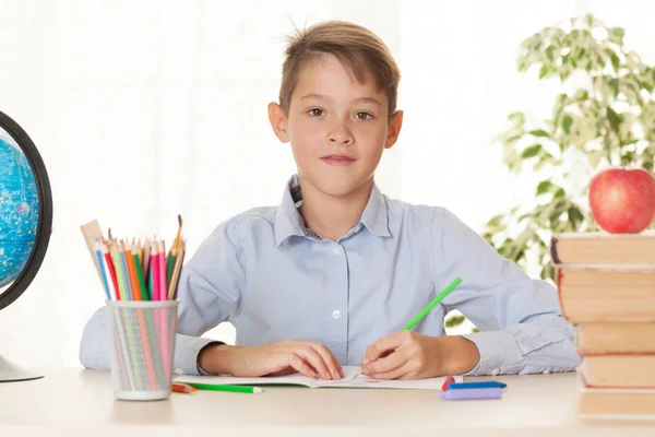 Joven Colegial Sentado Mesa Haciendo Los Deberes Concepto Educación Primaria —  Fotos de Stock