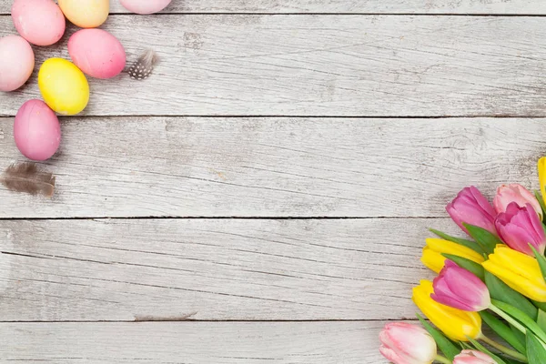 Ostergrußkarte Mit Ostereiern Und Tulpenblumen Auf Holzgrund Draufsicht Flach Lag — Stockfoto