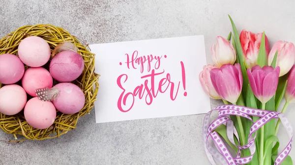 Tarjeta Felicitación Pascua Con Huevos Pascua Flores Tulipán Sobre Fondo —  Fotos de Stock