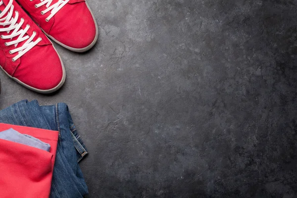 Kleding Accessoires Sneakers Hemd Jeans Stedelijke Outfit Voor Alledaagse Reis — Stockfoto
