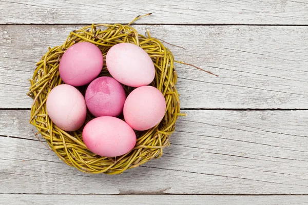 Pasen Wenskaart Met Kleurrijke Paaseieren Nest Houten Achtergrond Bovenaanzicht Plat — Stockfoto