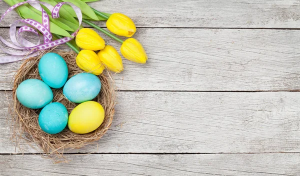 Biglietto Auguri Pasquale Con Uova Pasqua Fiori Tulipano Sfondo Ligneo — Foto Stock