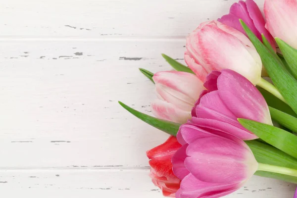 Tarjeta Felicitación Pascua Con Flores Tulipán Primavera Sobre Fondo Madera — Foto de Stock