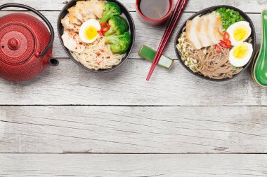 Tavuk, sebze, yumurta ve ahşap zemin üzerinde bitki çayı ile Asya erişteli ramen çorbası. Üst görünüm düzlüğü kopyalama alanı ile yatıyordu