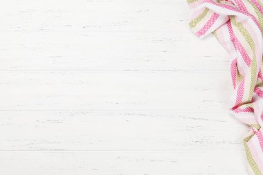 Yemek tarifiniz veya menünüz için masa örtüsü ve yeri olan mutfak masası. Üst görünüm düzlüğü