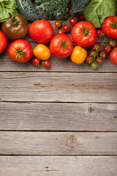 Verse Tuin Tomaten Houten Keuken Tafel Bovenaanzicht Platte Lay Met — Stockfoto