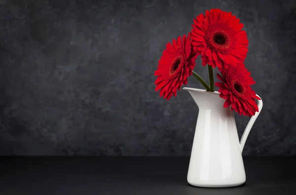 Pozdrav Gerbera Květiny Přes Kamenné Pozadí Prostorem Pro Vaše Pozdravy — Stock fotografie