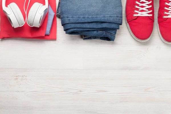 Vêtements Accessoires Baskets Jeans Écouteurs Tenue Urbaine Pour Des Vacances — Photo