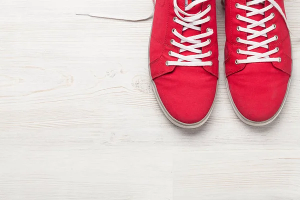 Een Paar Rode Sneakers Een Houten Achtergrond Met Ruimte Voor — Stockfoto