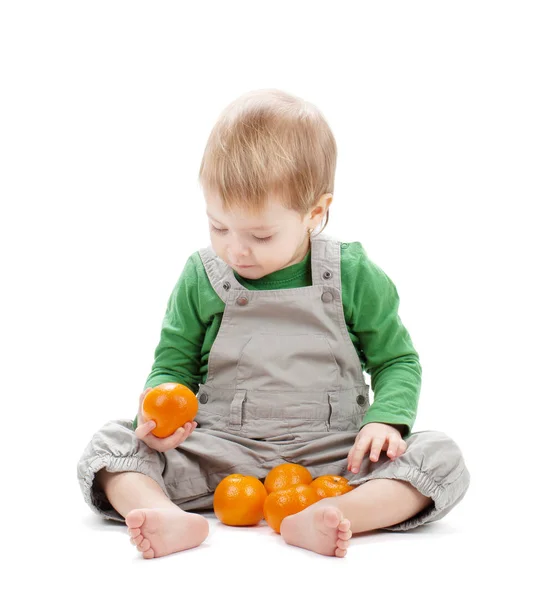 Bebé Con Naranjas Aislado Sobre Fondo Blanco — Foto de Stock