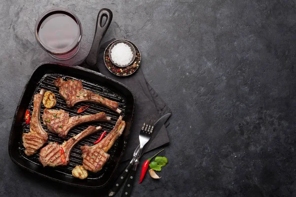 Costolette Agnello Alla Griglia Padella Bicchiere Vino Rosso Carré Caldo — Foto Stock