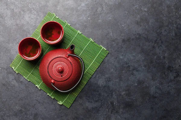 ティーポットやテーブルの上のカップで日本茶 アジア料理の概念 コピースペース付きのトップビューフラットレイ — ストック写真