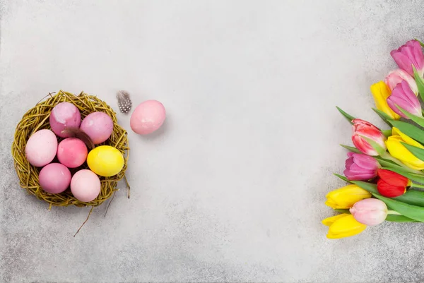 Cartão Páscoa Com Ovos Páscoa Flores Tulipa Sobre Fundo Madeira — Fotografia de Stock