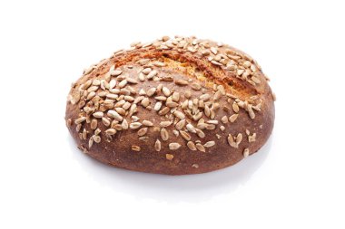 Tohumlu ev yapımı ekmek. Beyaz arkaplanda izole
