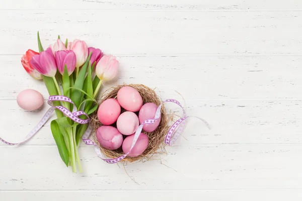 Ostergrußkarte Mit Ostereiern Und Tulpenblumen Auf Holzgrund Draufsicht Flach Lag — Stockfoto