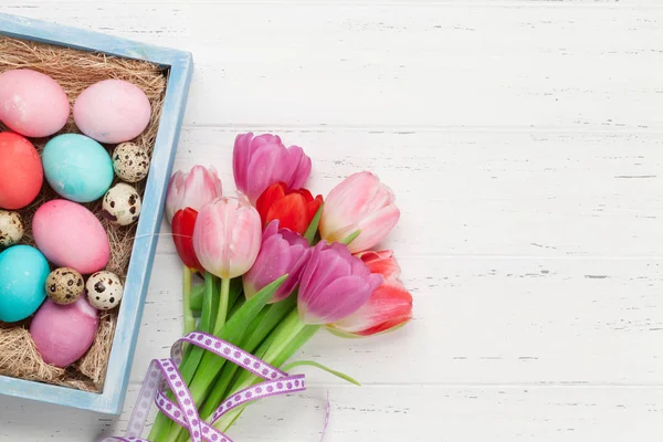 Cartão Páscoa Com Ovos Páscoa Flores Tulipa Sobre Fundo Madeira — Fotografia de Stock