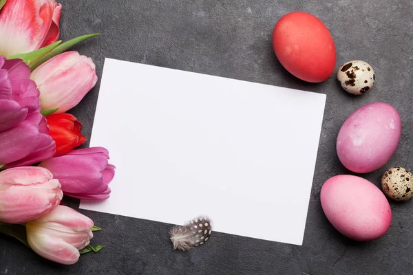 Velikonoční Přání Velikonočními Vejci Tulipánovými Květy Kamenném Pozadí Horní Pohled — Stock fotografie