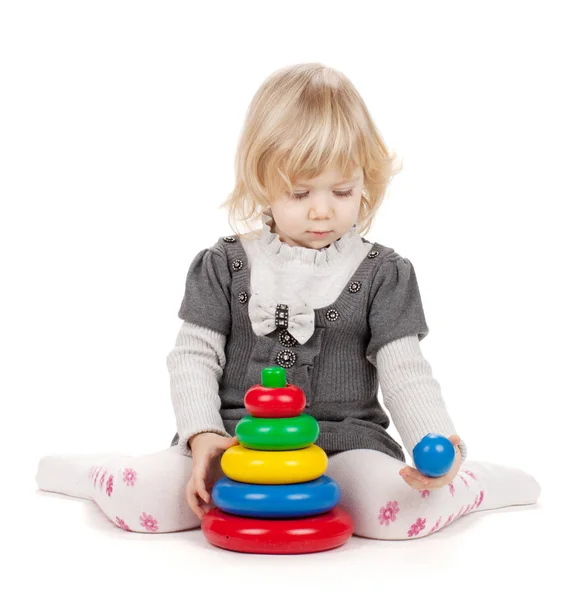 Bébé Fille Avec Une Pyramide Jouets Isolé Sur Fond Blanc — Photo