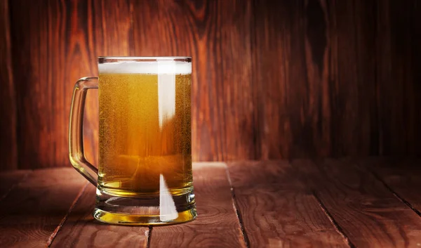 Lager Bier Mok Houten Tafel Met Kopieerruimte Voor Tekst — Stockfoto