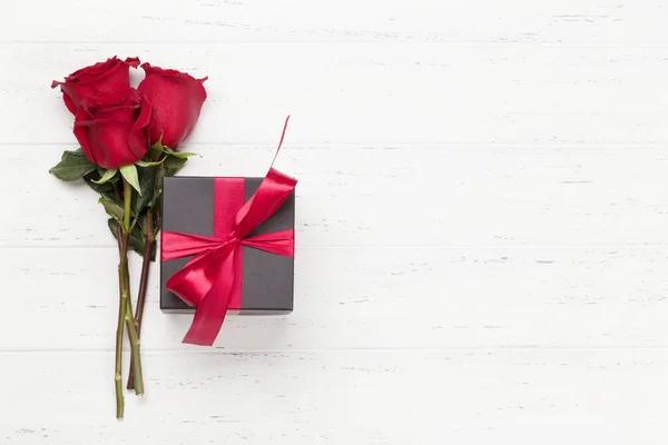 Valentijnsdag Wenskaart Met Rozenbloemen Geschenkdoos Witte Houten Achtergrond Bovenaanzicht Plat — Stockfoto