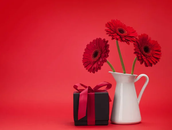 Gratulationskort Med Gerbera Blommor Och Presentask Över Röd Bakgrund Med — Stockfoto