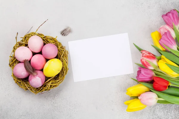 Ostergrußkarte Mit Ostereiern Und Tulpenblumen Vor Steinhintergrund Draufsicht Flach Lag — Stockfoto
