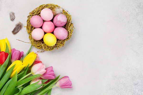 Ostergrußkarte Mit Ostereiern Und Tulpenblumen Vor Steinhintergrund Draufsicht Flach Lag — Stockfoto
