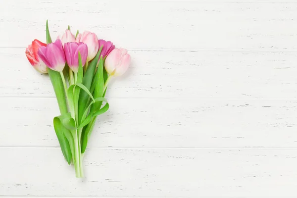 Tarjeta Felicitación Pascua Con Flores Tulipán Sobre Fondo Madera Vista — Foto de Stock