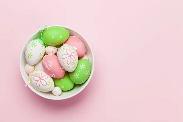 Πάσχα Ευχετήρια Κάρτα Πολύχρωμα Πασχαλινά Αυγά Ροζ Φόντο Πάνω Όψη — Φωτογραφία Αρχείου