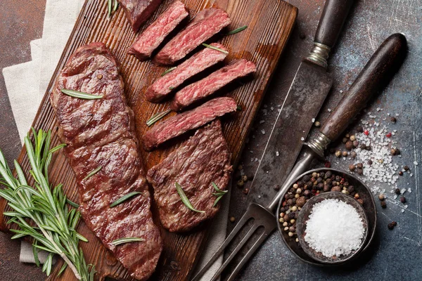 Top Blade Oder Denver Gegrilltes Steak Über Schneidebrett Ansicht Von — Stockfoto