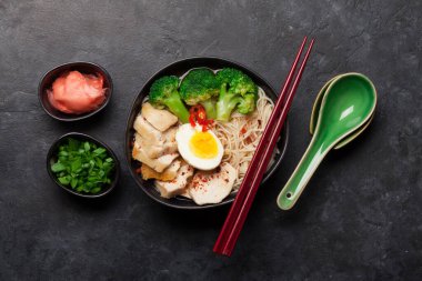 Tavuk, sebze ve yumurtalı Asya erişteli ramen çorbası. Üst görünüm düzlüğü