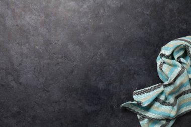 Yemek tarifiniz veya menünüz için masa örtüsü ve yeri olan mutfak masası. Üst görünüm düzlüğü