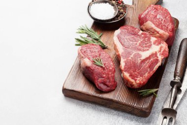 Kesme tahtasındaki baharatlı taze sığır bifteği çeşitleri. Kopyalama alanı ile