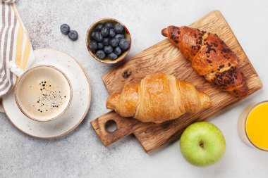Kahveyle kahvaltı, portakal suyu ve kruvasanla. Taş masadaki en üst manzara. Düz yatıyordu