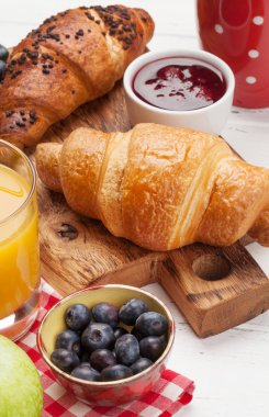 Kahve, portakal suyu, reçel ve kruvasanla kahvaltı.