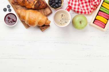 Kahveyle kahvaltı, portakal suyu, böğürtlen ve kruvasan. Tahta masa üzerinde fotokopi alanı olan üst manzara. Düz yatıyordu