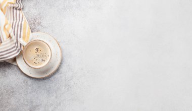 Kahve fincanıyla kahvaltı. Taş masadaki en üst manzara. Kopyalama alanı olan düz