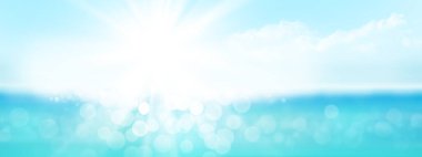 Parlak dalgaları ve mavi güneşli gökyüzü olan tropikal yaz denizi. Geniş şablon arkaplanı