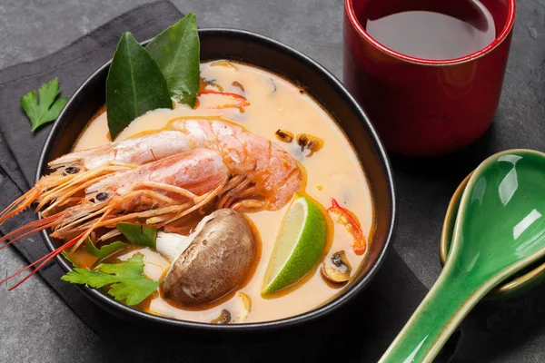 Tom Yum Sopa Tradicional Tailandesa Con Mariscos Champiñones Leche Coco — Foto de Stock