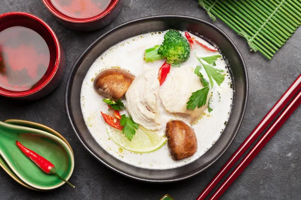 Sopa Tailandesa Tradicional Tom Kha Com Frango Cogumelos Leite Coco — Fotografia de Stock