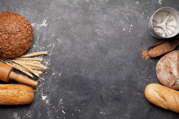 Vários Pães Com Trigo Farinha Utensílios Mesa Pedra Conceito Cozinha — Fotografia de Stock