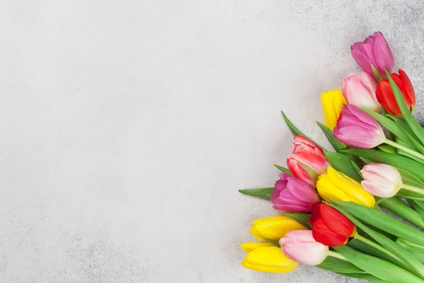 Tarjeta Felicitación Pascua Con Flores Tulipán Sobre Fondo Piedra Vista — Foto de Stock