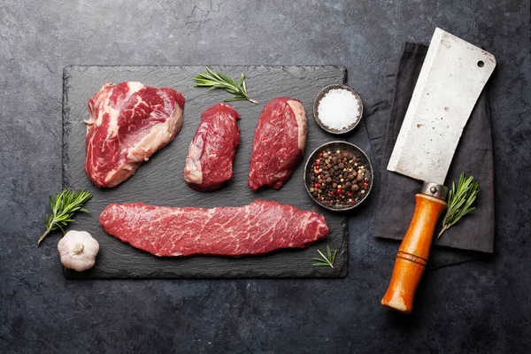 Verscheidenheid Van Verse Rauwe Biefstuk Met Specerijen Stenen Bord Bovenaanzicht — Stockfoto