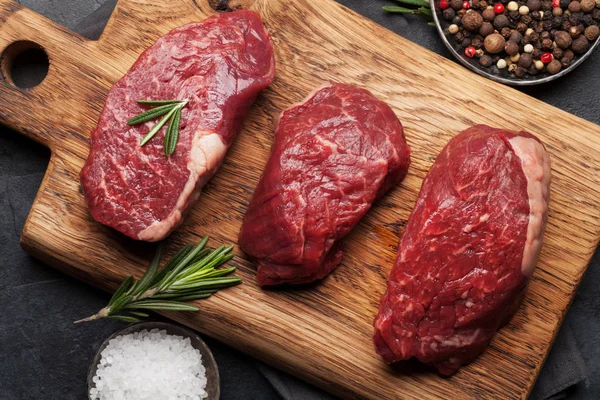 Filet Mignon Frische Rohe Rindersteaks Mit Gewürzen Auf Dem Schneidebrett — Stockfoto