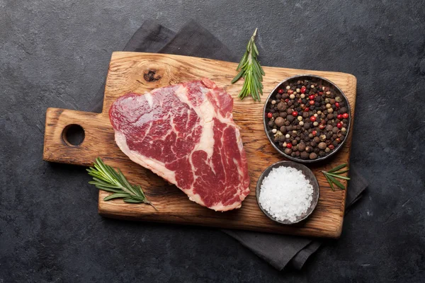 Ribeye Färsk Nötkött Biff Med Kryddor Skärbräda Ovanifrån Platt Låg — Stockfoto