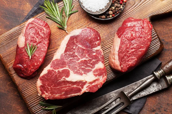 Variété Steaks Bœuf Cru Frais Avec Des Épices Sur Planche — Photo